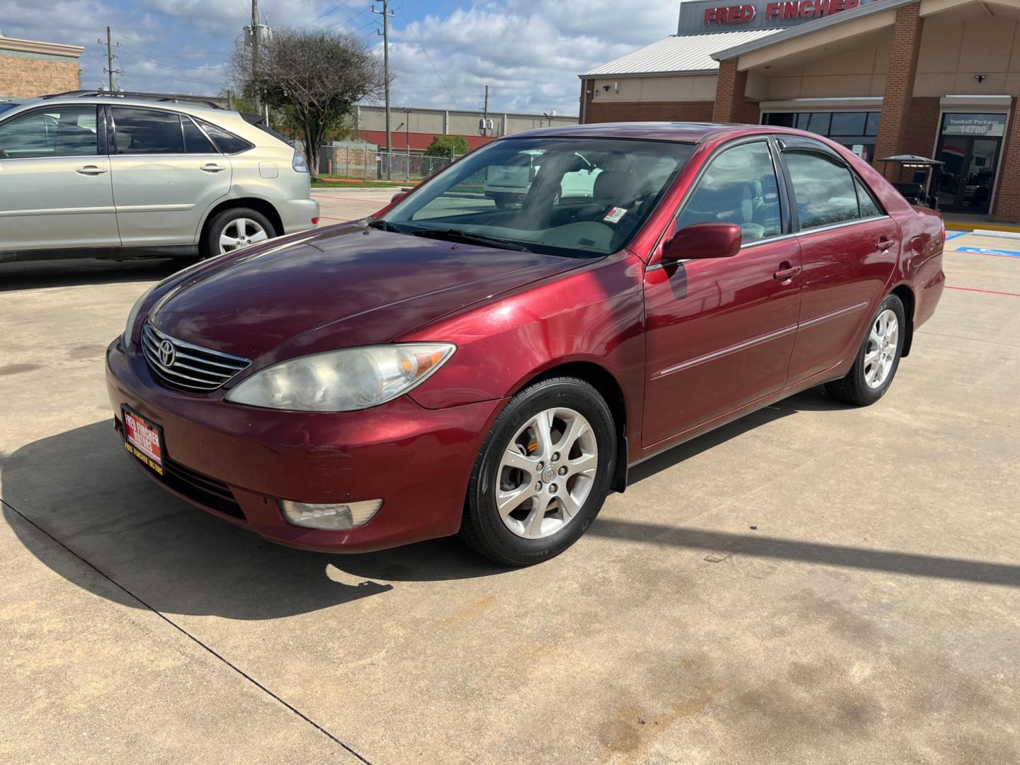 2006 red /TAN Toyota Camry LE V6 (4T1BF30KX6U) with an 3.0L V6 DOHC 24V engine, 5-Speed Automatic Overdrive transmission, located at 14700 Tomball Parkway 249, Houston, TX, 77086, (281) 444-2200, 29.928619, -95.504074 - Photo#2